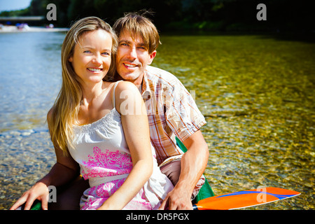 Happy young couple dans un canot, portrait, Bavière, Allemagne Banque D'Images