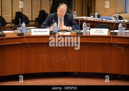 Mar 09, 2009 - Bruxelles, Belgique - Le ministre allemand des Finances Peer Steinbrueck au début d'une réunion des ministres des Finances de l'Eurogroupe au siège du Conseil européen à Bruxelles, Belgique. (Crédit Image : © Wiktor Dabkowski/ZUMA Press) Banque D'Images