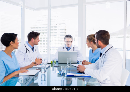 L'équipe médicale concentré autour de 24 Banque D'Images