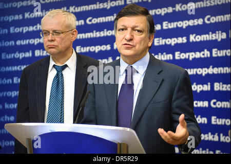 Mar 12, 2009 - Bruxelles, Belgique - au siège de la Commission européenne à Bruxelles, les représentants de l'UE répondre avec les partenaires sociaux pour un échange de vues informel, notamment sur le prochain Conseil de printemps et sur les préparatifs de l'UE Sommet sur l'emploi en mai. Sur la photo : le président de la Commission européenne, José Manuel BARROSO, et le commissaire européen à l'emploi VLADIMIR SP Banque D'Images