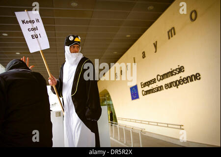 Mar 12, 2009 - Bruxelles, Belgique - les militants climatiques créer une maquette camp de réfugiés pour les pingouins à l'extérieur du bâtiment du siège de la Commission européenne d'exhorter l'Europe de ne pas convenir à la faiblesse des mesures d'efficacité énergétique et à ce qu'ils estiment les changements d'étiquettes énergie confusion sur les principaux appareils électroménagers. Sur la photo : manifestants vêtus de costumes de pingouins sont vus à côté d'un réfrigérateur pendant une demonst Banque D'Images
