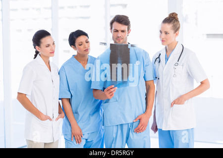 Groupe de médecins et chirurgiens examining x-ray Banque D'Images