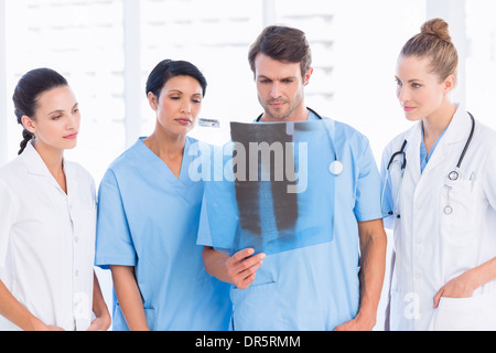 Groupe de médecins et chirurgiens examining x-ray Banque D'Images