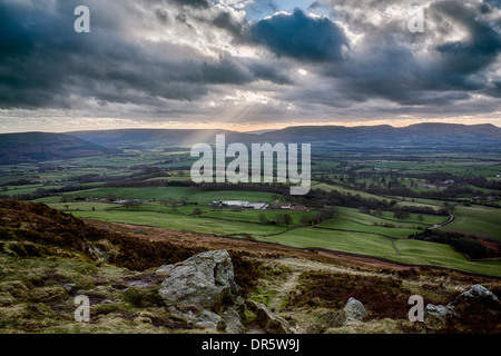 Dans la crête de Cockayne Cleveland Hills, North York Moors, Angleterre, avec soleil qui brille à travers les nuages Banque D'Images