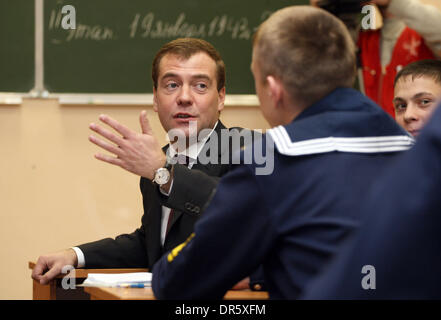 Jan 27, 2009 - Saint-Pétersbourg, Russie - Le président russe Dmitri Medvedev parle avec les cadets de l'école navale en classe au cours d'une visite à l'École de la Marine Nakhimov. (Crédit Image : © PhotoXpress/ZUMA Press) RESTRICTIONS : * l'Amérique du Nord et du sud de l'homme seulement * Banque D'Images