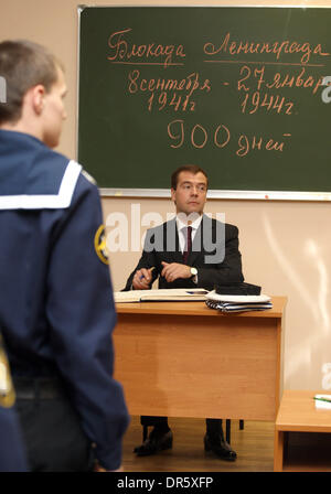 Jan 27, 2009 - Saint-Pétersbourg, Russie - Le président russe Dmitri Medvedev parle avec les cadets de l'école navale en classe au cours d'une visite à l'École de la Marine Nakhimov. (Crédit Image : © PhotoXpress/ZUMA Press) RESTRICTIONS : * l'Amérique du Nord et du sud de l'homme seulement * Banque D'Images