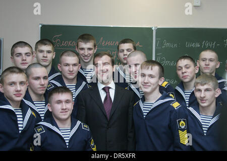 Jan 27, 2009 - Saint-Pétersbourg, Russie - Le président russe Dmitri Medvedev avec les cadets de l'école navale en classe au cours d'une visite à l'École de la Marine Nakhimov. (Crédit Image : © PhotoXpress/ZUMA Press) RESTRICTIONS : * l'Amérique du Nord et du sud de l'homme seulement * Banque D'Images