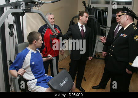 Jan 27, 2009 - Saint-Pétersbourg, Russie - Le président russe Dmitri Medvedev parle avec les cadets de l'école de la marine et du personnel dans la salle de sport au cours d'une visite à l'École de la Marine Nakhimov. (Crédit Image : © PhotoXpress/ZUMA Press) RESTRICTIONS : * l'Amérique du Nord et du sud de l'homme seulement * Banque D'Images