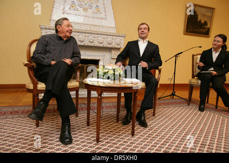 Jan 29, 2009 - Zavidovo, Russie - Le président russe Dmitri Medvedev (C) se félicite le Président cubain du conseil d'État et le Conseil des ministres, Raul Castro (L) à la résidence présidentielle Zavidovo en dehors de Moscou. Les discussions devraient se concentrer sur le renforcement des liens entre l'ex-alliés de la guerre froide. (Crédit Image : © PhotoXpress/ZUMA Press) RESTRICTIONS : * l'Amérique du Nord et du Sud Banque D'Images