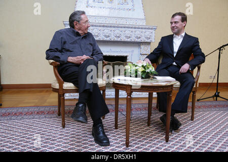 Jan 29, 2009 - Zavidovo, Russie - Le président russe Dmitri Medvedev (R) se félicite le Président cubain du conseil d'État et le Conseil des ministres, Raul Castro (L) à la résidence présidentielle Zavidovo en dehors de Moscou. Les discussions devraient se concentrer sur le renforcement des liens entre l'ex-alliés de la guerre froide. (Crédit Image : © PhotoXpress/ZUMA Press) RESTRICTIONS : * l'Amérique du Nord et du Sud Banque D'Images