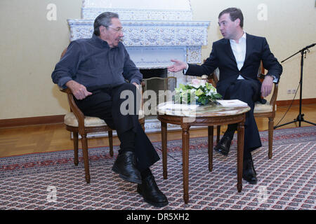 Jan 29, 2009 - Zavidovo, Russie - Le président russe Dmitri Medvedev (R) se félicite le Président cubain du conseil d'État et le Conseil des ministres, Raul Castro (L) à la résidence présidentielle Zavidovo en dehors de Moscou. Les discussions devraient se concentrer sur le renforcement des liens entre l'ex-alliés de la guerre froide. (Crédit Image : © PhotoXpress/ZUMA Press) RESTRICTIONS : * l'Amérique du Nord et du Sud Banque D'Images