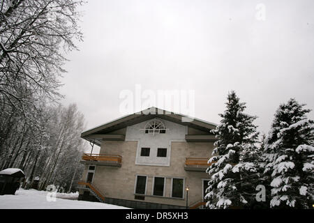 Jan 29, 2009 - Zavidovo, Russie - Le président russe Dmitri Medvedev se félicite le Président cubain du conseil d'État et le Conseil des ministres, Raul Castro à la résidence présidentielle Zavidovo en dehors de Moscou. Les discussions devraient se concentrer sur le renforcement des liens entre l'ex-alliés de la guerre froide. Sur la photo : la Fédération leader's pavillon de chasse. (Crédit Image : © PhotoXpress/ZUMA Press) Banque D'Images