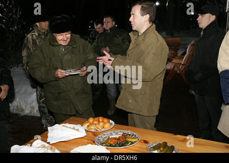 Jan 29, 2009 - Zavidovo, Russie - Le président russe Dmitri Medvedev (C) se félicite le Président cubain du conseil d'État et le Conseil des ministres, Raul Castro (L) à la résidence présidentielle Zavidovo en dehors de Moscou. Les discussions devraient se concentrer sur le renforcement des liens entre l'ex-alliés de la guerre froide. (Crédit Image : © PhotoXpress/ZUMA Press) RESTRICTIONS : * l'Amérique du Nord et du Sud Banque D'Images