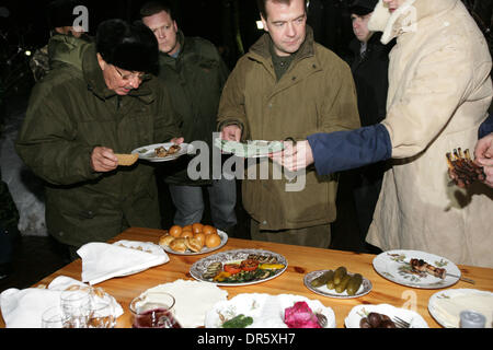 Jan 29, 2009 - Zavidovo, Russie - Le président russe Dmitri Medvedev (C) se félicite le Président cubain du conseil d'État et le Conseil des ministres, Raul Castro (L) à la résidence présidentielle Zavidovo en dehors de Moscou. Les discussions devraient se concentrer sur le renforcement des liens entre l'ex-alliés de la guerre froide. (Crédit Image : © PhotoXpress/ZUMA Press) RESTRICTIONS : * l'Amérique du Nord et du Sud Banque D'Images