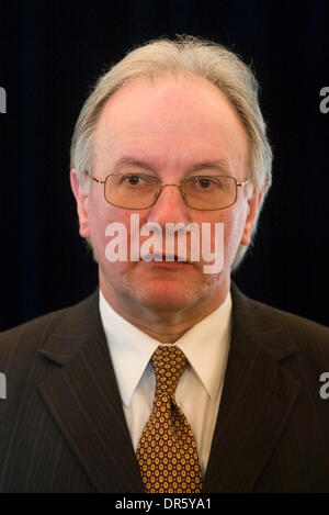 19 févr. 2009 - Minsk, Belarus - Belarus le Ministre des affaires étrangères, Sergei Martynov au Bélarus. Selon Solana, la politique de l'Union européenne sur le Bélarus reste deux volets : nous avons mis en place des mesures restrictives à l'adresse aux personnes responsables de l'inconduite et de violence électorale, mais nous sommes également ouverts à travailler avec un large éventail de partenaires, de la société civile aux autorités Banque D'Images