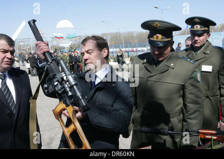 Apr 22, 2009 - Ryazan (Russie) - Le président russe Dmitri Medvedev emprunte un fusil de sniper alors que le ministre russe de la Défense ANATOLY SERDYUKOV (L) regardez sur lors d'une visite à Ryazan paratrooper académie militaire. (Crédit Image : © PhotoXpress/ZUMA Press) Banque D'Images