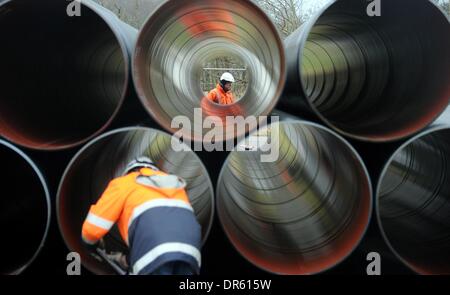 Ellund, Allemagne. 20 Jan, 2014. Tuyaux pour un nouveau pipeline de gaz naturel sont à l'ancien aérodrome en Ellund, Allemagne, 20 janvier 2014. L'Gasuni avec siège à Hanovre a l'intention d'utiliser le tuyau pour la construction d'un à environ 64 km de long gazoduc reliant Fockbek Ellund et dans le cadre du réseau transeuropéen de l'énergie. Photo : Carsten REHDER/dpa/Alamy Live News Banque D'Images
