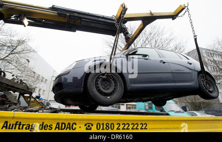 Hanovre, Allemagne. 20 Jan, 2014. Une entreprise de remorquage qui travaillent au nom de club automobile allemand ADAC remorque une Volkswagen Golf avec un pneu à plat à Hanovre, Allemagne, le 20 janvier 2014. Photo : JULIAN STRATENSCHULTE/dpa/Alamy Live News Banque D'Images