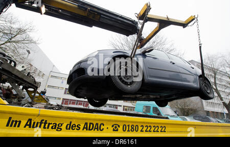 Hanovre, Allemagne. 20 Jan, 2014. Une entreprise de remorquage qui travaillent au nom de club automobile allemand ADAC remorque une Volkswagen Golf avec un pneu à plat à Hanovre, Allemagne, le 20 janvier 2014. Photo : JULIAN STRATENSCHULTE/dpa/Alamy Live News Banque D'Images