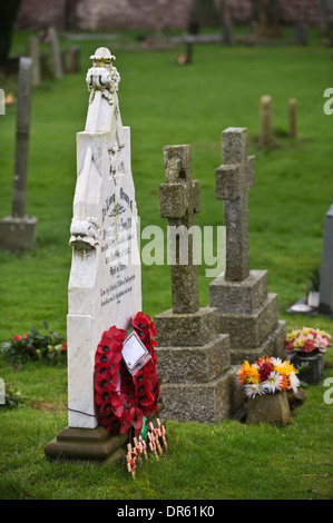 Tombe de Robert Jones CR dans village rural de Peterchurch Herefordshire Angleterre Royaume-uni. Il participe à la guerre zoulous lors de la bataille de Rorke's Drift, où il a obtenu la Croix de Victoria. Sa tombe fait face dans la direction opposée aux autres comme il a été pensé pour avoir commis le suicide. Banque D'Images