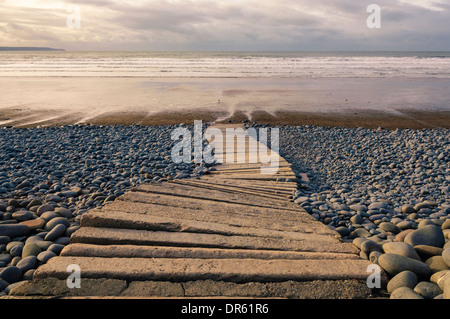 Chemin vers la plage en bas de la crête de galets à Westward Ho!, Devon. Banque D'Images