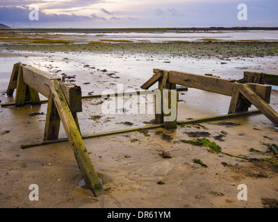 Restes d'une ancienne cale de cale dans un chantier naval désaffecté à Appledore by Skern vasières dans l'estuaire de Taw & Torridge, Devon, Angleterre. Banque D'Images