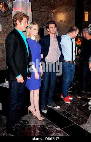 Denis Leary, Emma Stone , Andrew Garfield , Rhys Ifans et réalisateur Marc Webb Le casting de 'The Amazing Spider-Man' à la cérémonie d'allumage à l'Empire State Building New York City, USA - 25.06.12 Banque D'Images