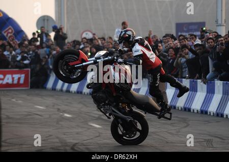 Le Caire, Égypte. 17 Jan, 2014. Les motards ZoneÃ¢ ?Â Expo & Show est la première et la seule dédiée égyptien Bike (vélo et moto) événement. L'événement accueille la dernière dans les sports motos, des croiseurs, des vélos sur mesure, hors route/urbain tous les véhicules tout terrain (VTT), d'accessoires de moto, des produits connexes, ainsi que des vêtements. En complément d'une large gamme de divertissements pour tous. © Nameer Galal/NurPhoto ZUMAPRESS.com/Alamy/Live News Banque D'Images