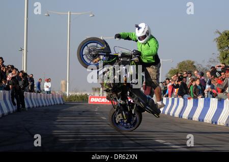 Le Caire, Égypte. 18 janvier, 2014. Les motards ZoneÃ¢ ?Â Expo & Show est la première et la seule dédiée égyptien Bike (vélo et moto) événement. L'événement accueille la dernière dans les sports motos, des croiseurs, des vélos sur mesure, hors route/urbain tous les véhicules tout terrain (VTT), d'accessoires de moto, des produits connexes, ainsi que des vêtements. En complément d'une large gamme de divertissements pour tous. © Nameer Galal/NurPhoto ZUMAPRESS.com/Alamy/Live News Banque D'Images