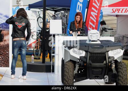 Le Caire, Égypte. 17 Jan, 2014. Les motards ZoneÃ¢ ?Â Expo & Show est la première et la seule dédiée égyptien Bike (vélo et moto) événement. L'événement accueille la dernière dans les sports motos, des croiseurs, des vélos sur mesure, hors route/urbain tous les véhicules tout terrain (VTT), d'accessoires de moto, des produits connexes, ainsi que des vêtements. En complément d'une large gamme de divertissements pour tous. © Nameer Galal/NurPhoto ZUMAPRESS.com/Alamy/Live News Banque D'Images