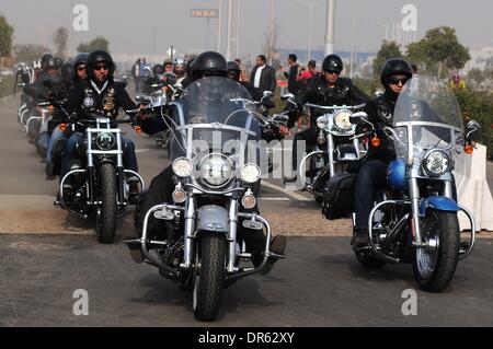 Le Caire, Égypte. 17 Jan, 2014. Les motards ZoneÃ¢ ?Â Expo & Show est la première et la seule dédiée égyptien Bike (vélo et moto) événement. L'événement accueille la dernière dans les sports motos, des croiseurs, des vélos sur mesure, hors route/urbain tous les véhicules tout terrain (VTT), d'accessoires de moto, des produits connexes, ainsi que des vêtements. En complément d'une large gamme de divertissements pour tous. © Nameer Galal/NurPhoto ZUMAPRESS.com/Alamy/Live News Banque D'Images