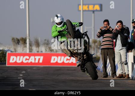 Le Caire, Égypte. 18 janvier, 2014. Les motards ZoneÃ¢ ?Â Expo & Show est la première et la seule dédiée égyptien Bike (vélo et moto) événement. L'événement accueille la dernière dans les sports motos, des croiseurs, des vélos sur mesure, hors route/urbain tous les véhicules tout terrain (VTT), d'accessoires de moto, des produits connexes, ainsi que des vêtements. En complément d'une large gamme de divertissements pour tous. © Nameer Galal/NurPhoto ZUMAPRESS.com/Alamy/Live News Banque D'Images