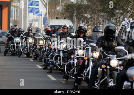 Le Caire, Égypte. 17 Jan, 2014. Les motards ZoneÃ¢ ?Â Expo & Show est la première et la seule dédiée égyptien Bike (vélo et moto) événement. L'événement accueille la dernière dans les sports motos, des croiseurs, des vélos sur mesure, hors route/urbain tous les véhicules tout terrain (VTT), d'accessoires de moto, des produits connexes, ainsi que des vêtements. En complément d'une large gamme de divertissements pour tous. © Nameer Galal/NurPhoto ZUMAPRESS.com/Alamy/Live News Banque D'Images