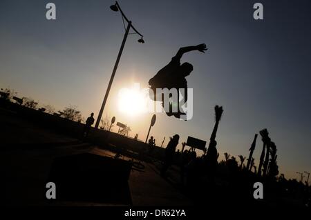 Le Caire, Égypte. 18 janvier, 2014. Les motards ZoneÃ¢ ?Â Expo & Show est la première et la seule dédiée égyptien Bike (vélo et moto) événement. L'événement accueille la dernière dans les sports motos, des croiseurs, des vélos sur mesure, hors route/urbain tous les véhicules tout terrain (VTT), d'accessoires de moto, des produits connexes, ainsi que des vêtements. En complément d'une large gamme de divertissements pour tous. © Nameer Galal/NurPhoto ZUMAPRESS.com/Alamy/Live News Banque D'Images