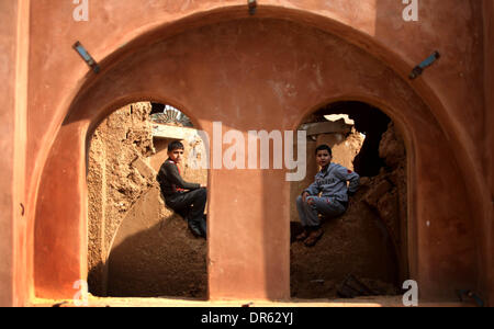 Gaza, Territoires palestiniens. 20 Jan, 2014. Les enfants palestiniens jouer à un bâtiment à partir de l'argile, dans la ville de Gaza, le 20 janvier 2014. © Majdi Fathi/NurPhoto ZUMAPRESS.com/Alamy/Live News Banque D'Images