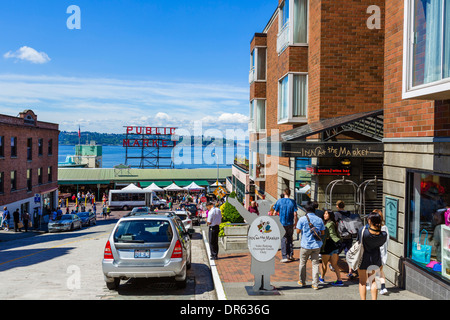 Vue vers le bas, rue Pine de Pike Place Market avec Inn sur le marché en premier plan, Seattle, Washington, USA Banque D'Images