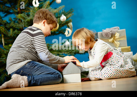 Enfants déballer des cadeaux de Noël, Munich, Bavière, Allemagne Banque D'Images