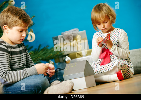 Enfants déballer des cadeaux de Noël, Munich, Bavière, Allemagne Banque D'Images