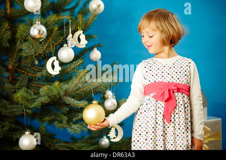 Petite fille à la recherche d'ornements de Noël, Munich, Bavière, Allemagne Banque D'Images