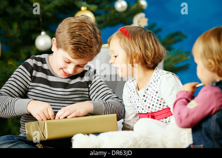 Enfants déballer des cadeaux de Noël, Munich, Bavière, Allemagne Banque D'Images