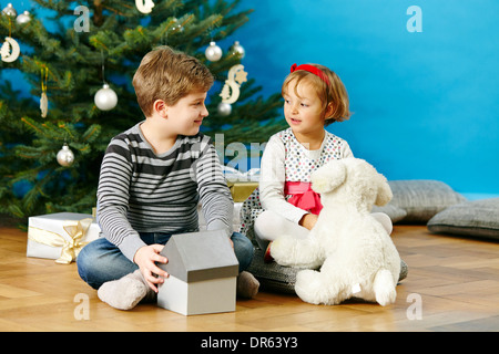 Enfants jouant avec des jouets en peluche la veille de Noël, Munich, Bavière, Allemagne Banque D'Images