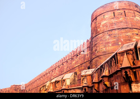 Mur extérieur de Red Fort d'Agra. L'Uttar Pradesh, Inde Banque D'Images