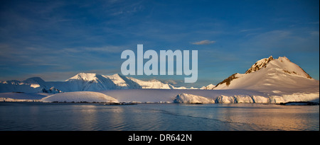 Coucher du soleil sur la péninsule Antarctique Banque D'Images