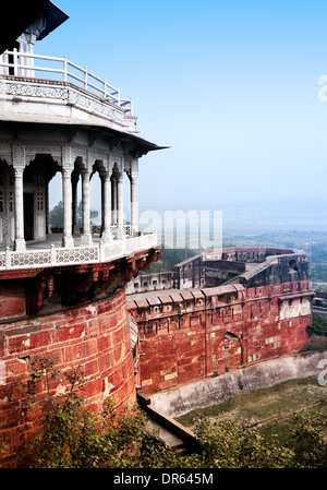 Balcon dans Agra Fort Rouge, Inde Banque D'Images