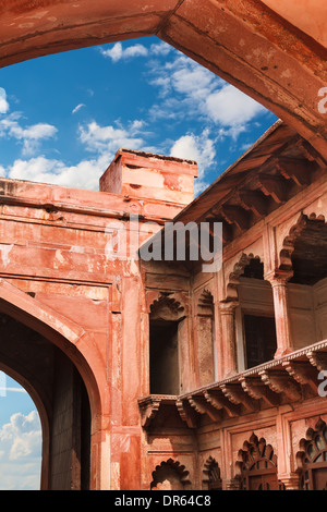 Arches de grès rouge de la cour intérieure du Fort Rouge d'Agra, Uttar Pradesh, Inde Banque D'Images