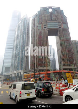 Honk Kong, Chine. 29 avril, 2013. Une vue de l'immobilier résidentiel et commercial complexe de Union Square sur la remise en état de West Kowloon à Honk Kong, Chine, le 29 avril 2013. L'arche (C) est le troisième plus haut immeuble de Hong Kong, composé de quatre tours : tour du Soleil, Star Tour, tour de la lune, et Sky Tower. Les tours inscrivez-vous à la 69ème étage pour former une arche. Photo : Peter Jaehnel/dpa/Alamy Live News Banque D'Images