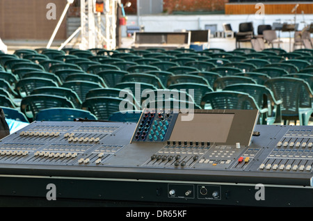 Grande console de mixage dans une scène de concert Banque D'Images