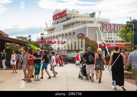 Avis des visiteurs dans le centre-ville de Disney Village à Orlando en Floride, le 3 septembre 2013 Banque D'Images