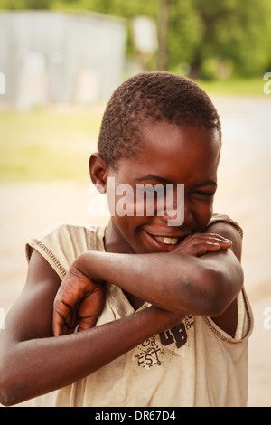 African boy sourit timidement à huis clos au Botswana dans l'enclave de l'Okavango village Banque D'Images