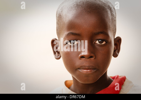 Portrait de visage de jeune garçon natif en chemise blanche à l'enclave de l'Okavango, Botswana, Africa Banque D'Images